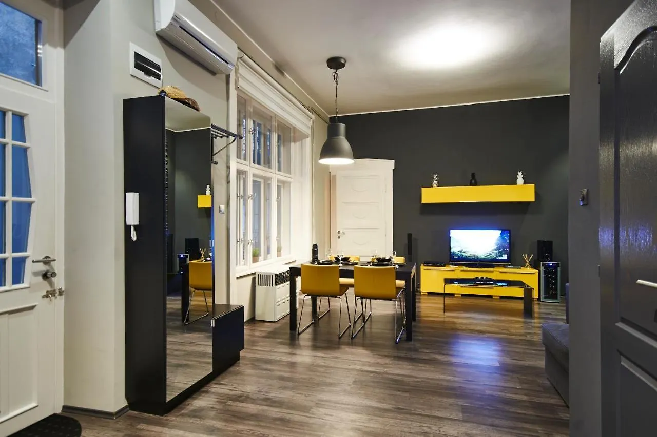 Central Location Yellow-Black Apartment Budapest