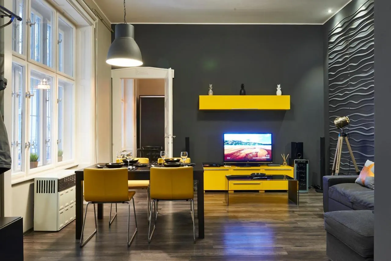 Central Location Yellow-Black Apartment Budapest