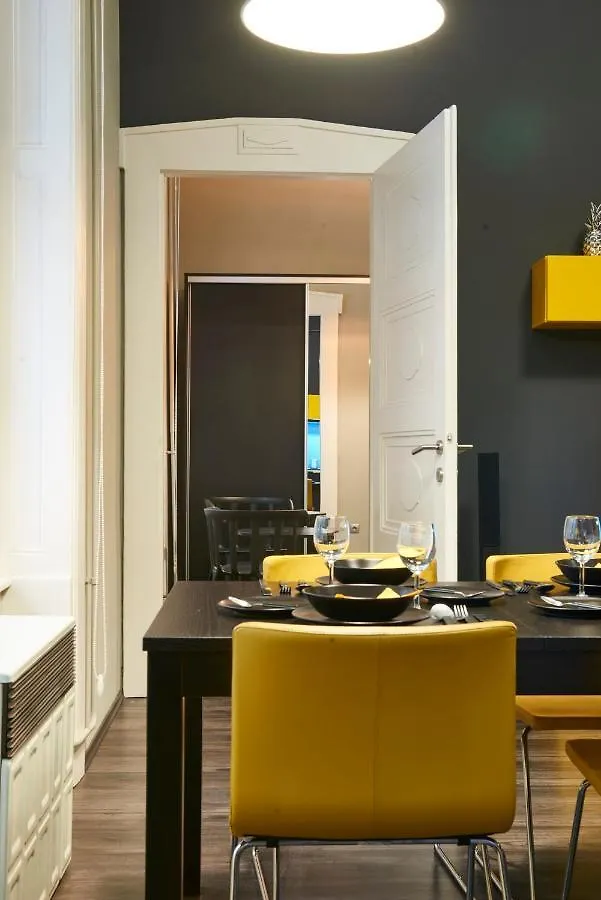 Central Location Yellow-Black Apartment Budapest