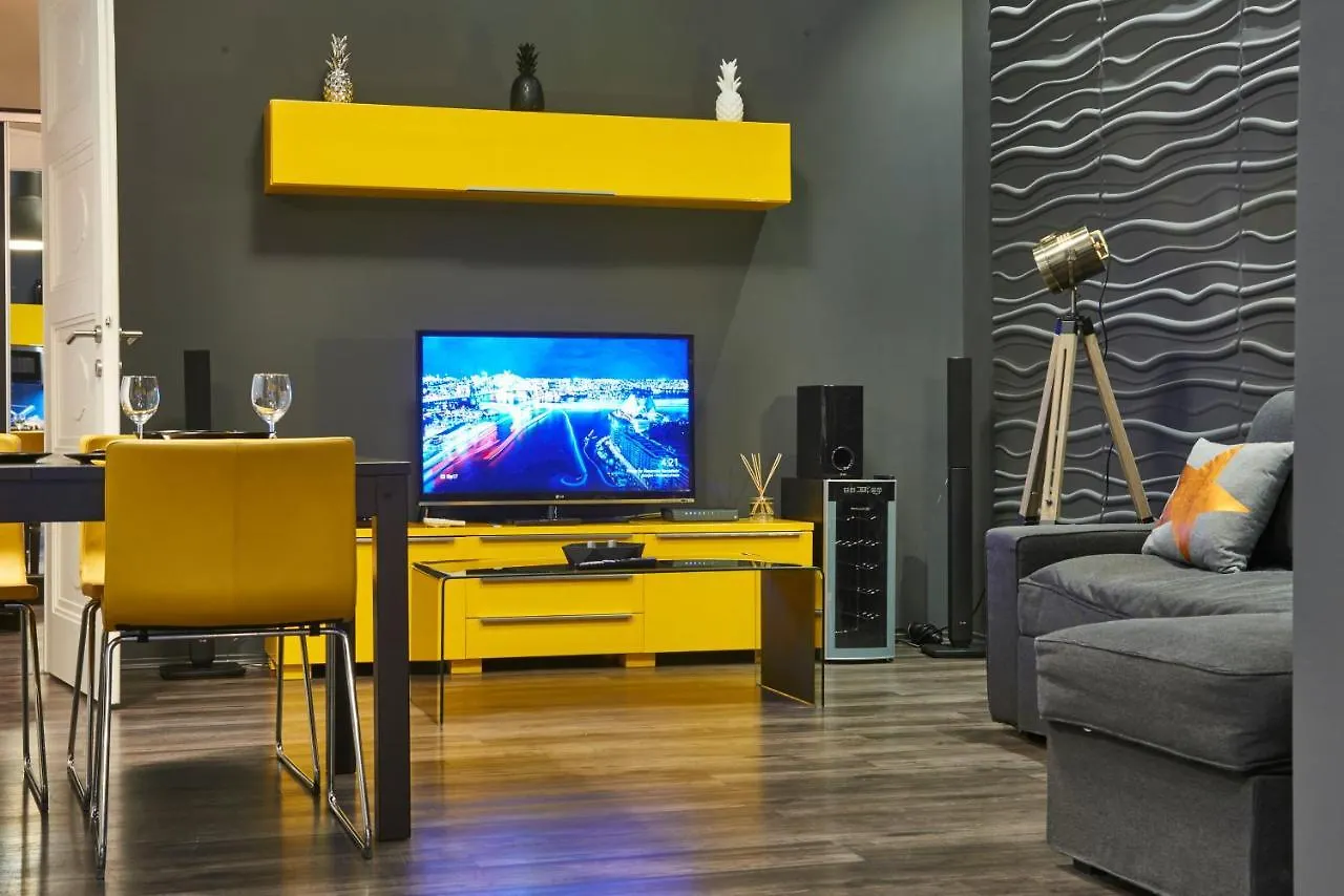 Central Location Yellow-Black Apartment Budapest