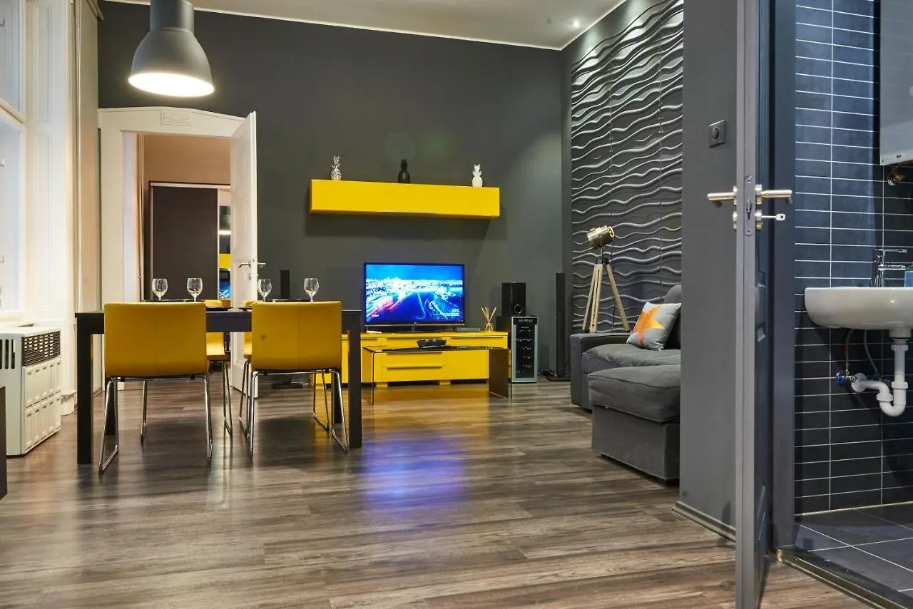 Central Location Yellow-Black Apartment Budapest